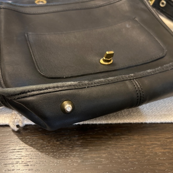 Vintage Coach bag black Front closure Inside zipper and buckle strap - Picture 7 of 7
